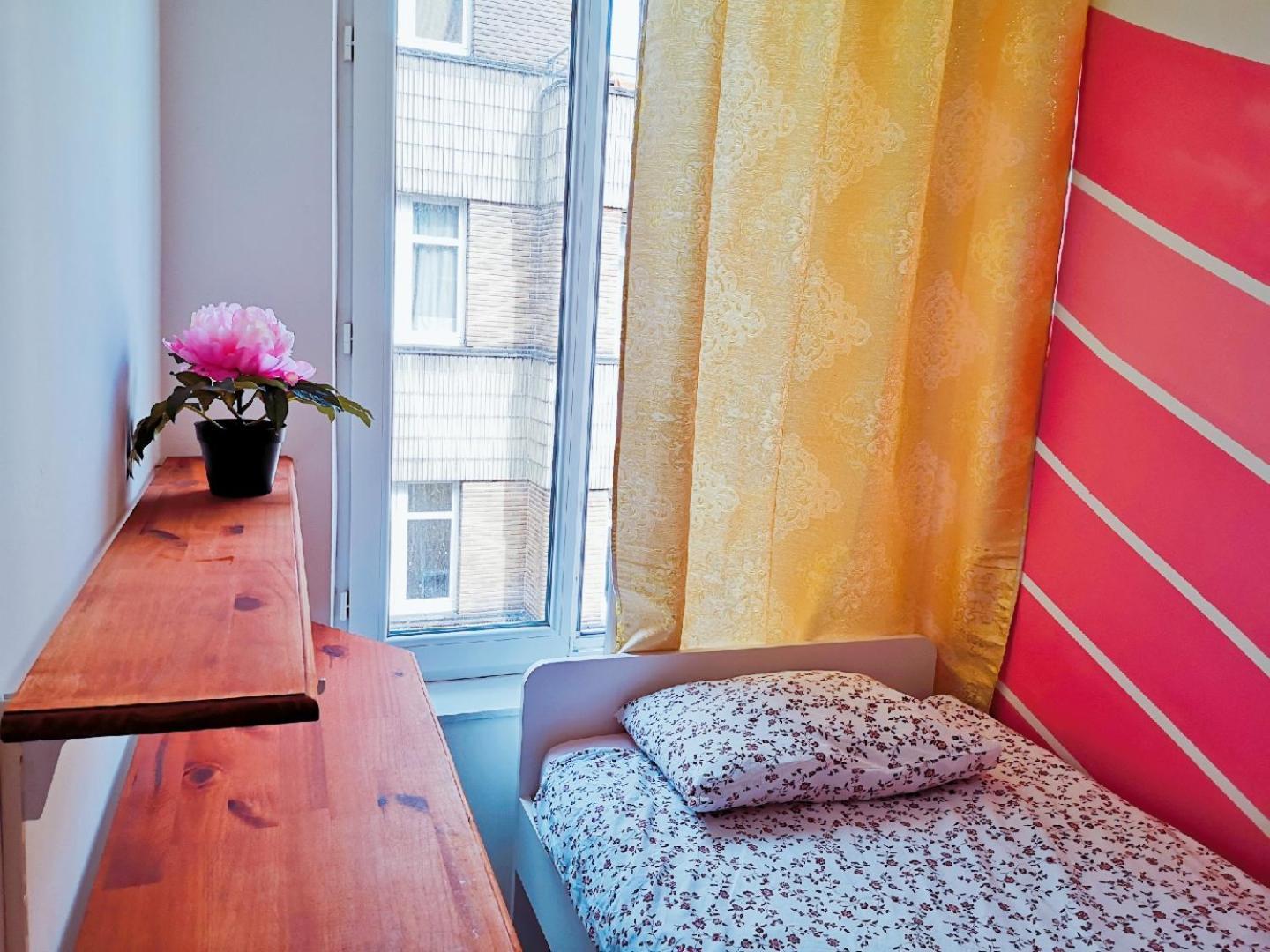 A Private Room For Backpacker Share Bathroom 布鲁塞尔 外观 照片